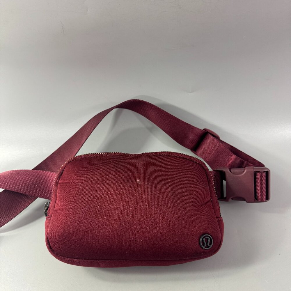 Lululemon Everywhere Belt Bag Unisex Zip Adjustable Strap Maroon Red